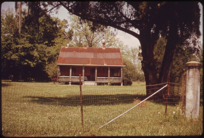 OLD_COTTAGE,_ACADIAN_STYLE,_ON_RIVER_ROAD_BETWEEN_NEW_ORLEANS_AND_BATON_ROUGE_-_NARA_-_548295